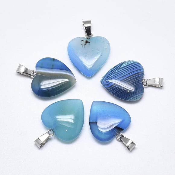 1 colgante de ágata natural bandeada/rayada con forma de corazón teñido y cierre de acero inoxidable a presión. Piedra natural azul cielo.