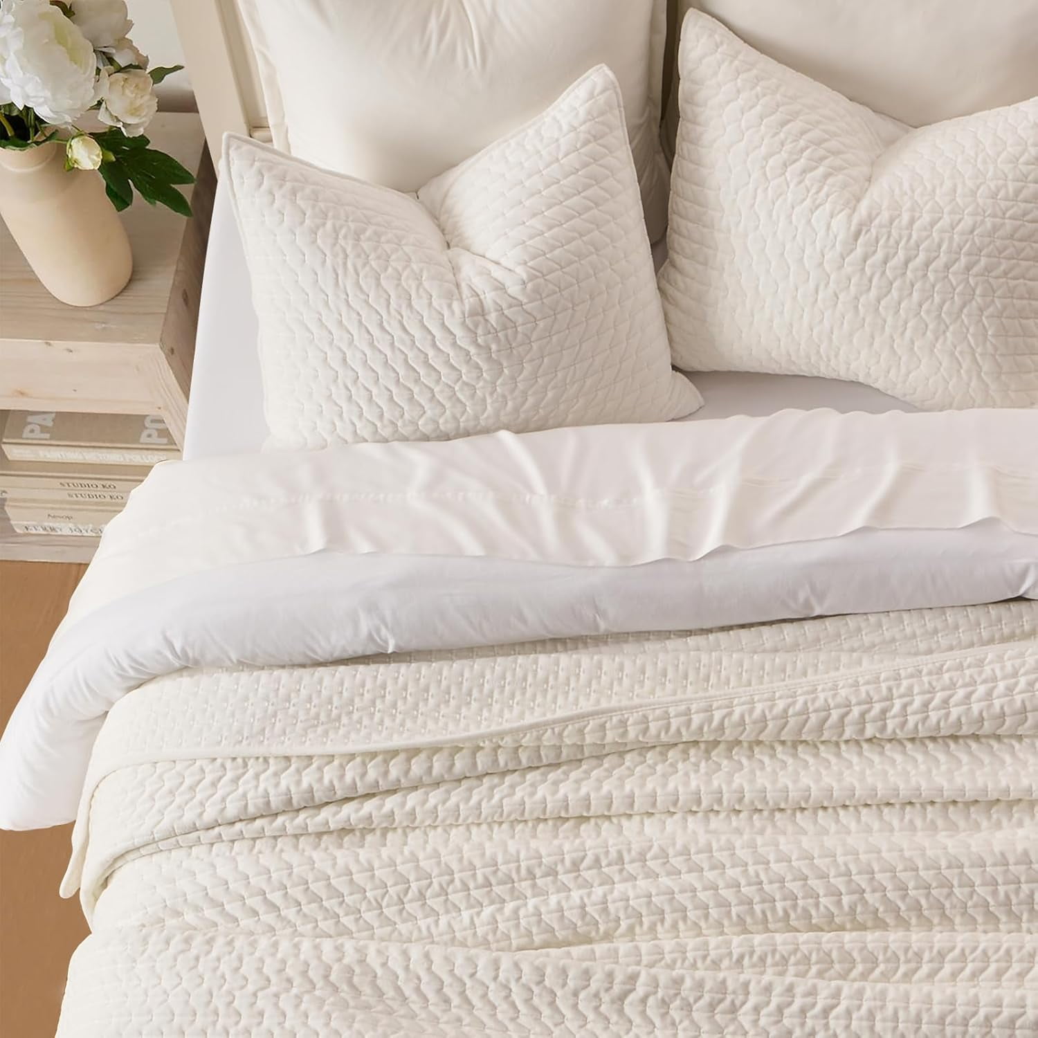 EVERGRACE Luxury Velvet Quilt Set Queen Size 3 Piece, Soft Cross-Stitch Velvet Comforter Set with Pillow Shams, Lightweight Coverlet Bedspread Bedding Set for All Seasons, Cream White