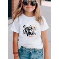 thumbnail image 1 of Camiseta gráfica de verano para niña "Jesús es el Camino". Cuello redondo informal, punto elástico en blanco con estampado vibrante. Lavable a máquina. Ideal para el día a día. Camiseta con estampado, 1 of 6