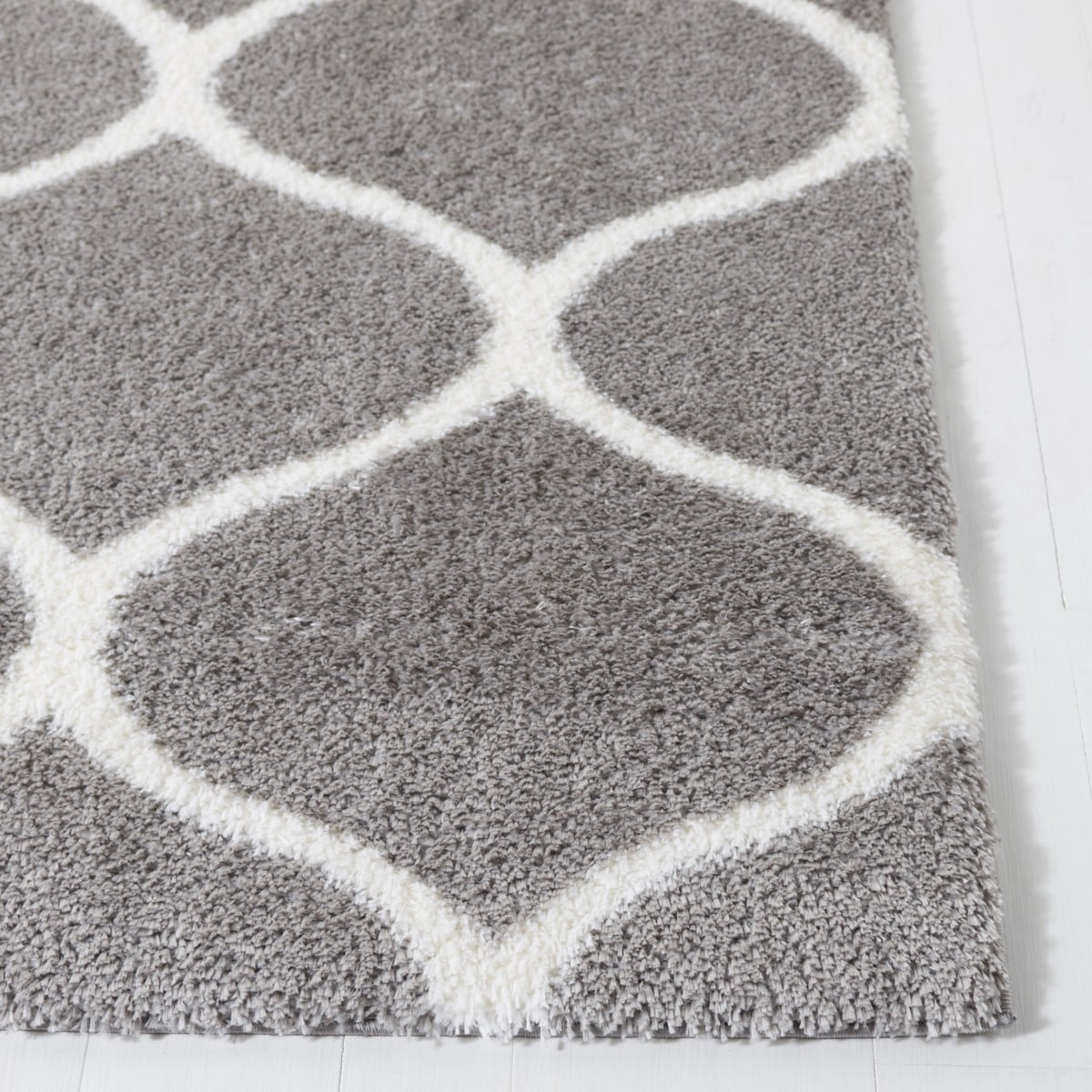 SAFAVIEH Tahoe Thelma Quatrefoil Shag Area Rug, 4' x 6', Grey/White