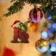 thumbnail image 1 of Cómo el Grinch robó adornos navideños Adornos navideños - Colgante con apellido verde inicial Adorno colgante Adecuado para árbol de Navidad Mochila para coche Adornos para árbol de Grinch, 1 of 5