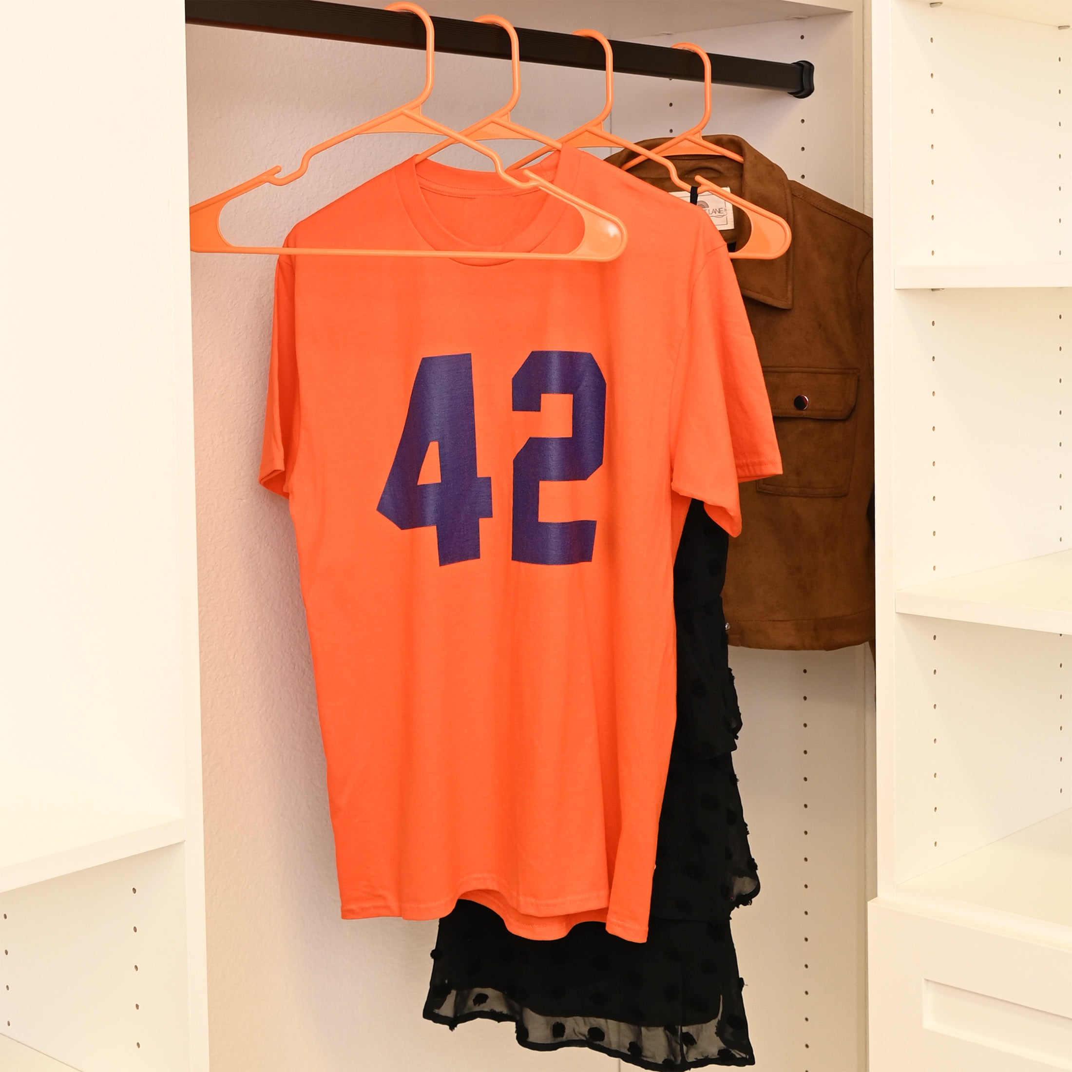 Mainstays Plastic Notched Adult Hangers for Any Clothing Type, Competitive Orange 100 Count