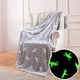thumbnail image 5 of Manta que brilla en la oscuridad | Manta suave, cálida y afelpada para niñas, niños y adolescentes | Manta luminosa para todas las estaciones, ideal para cama, sofá o viajes | Azul cielo y gris, 5 of 5