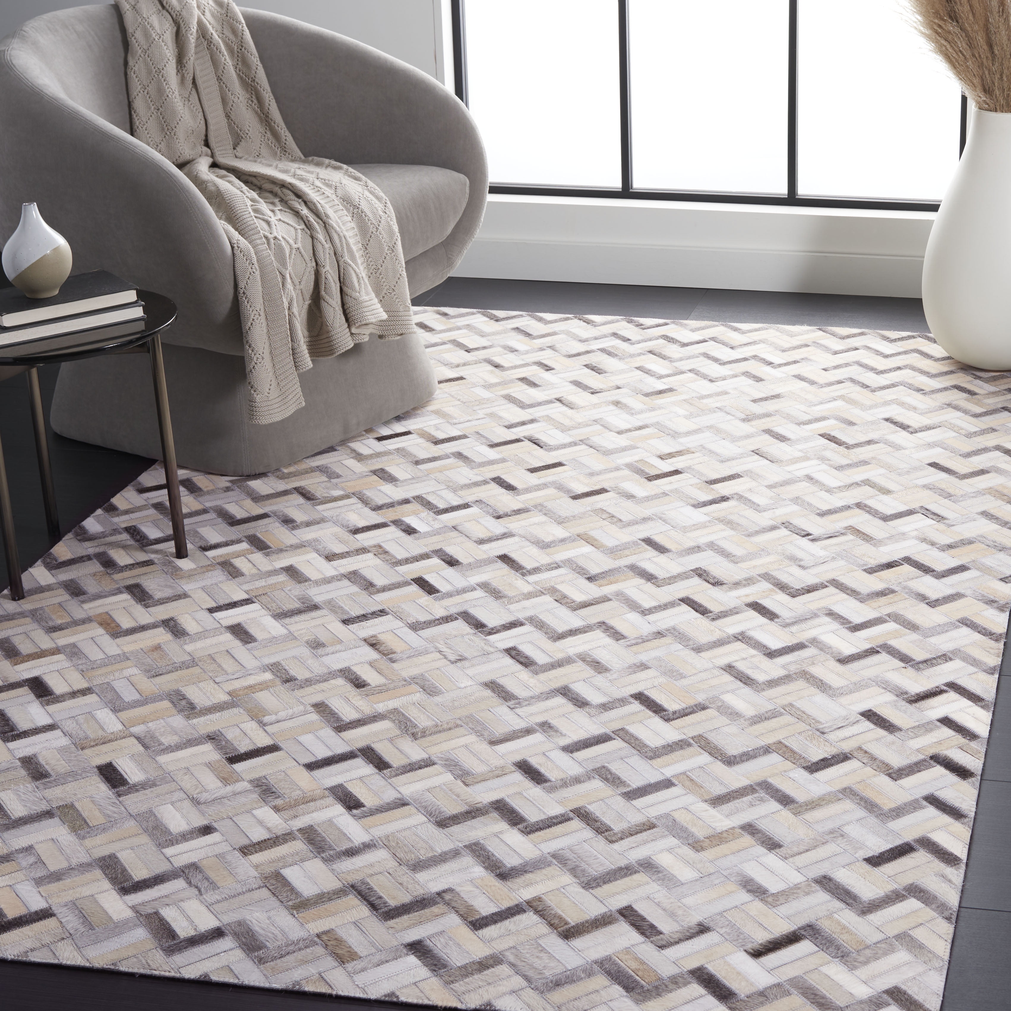 SAFAVIEH Studio Leather Scott Geometric Area Rug, Black/Grey, 4' x 6'