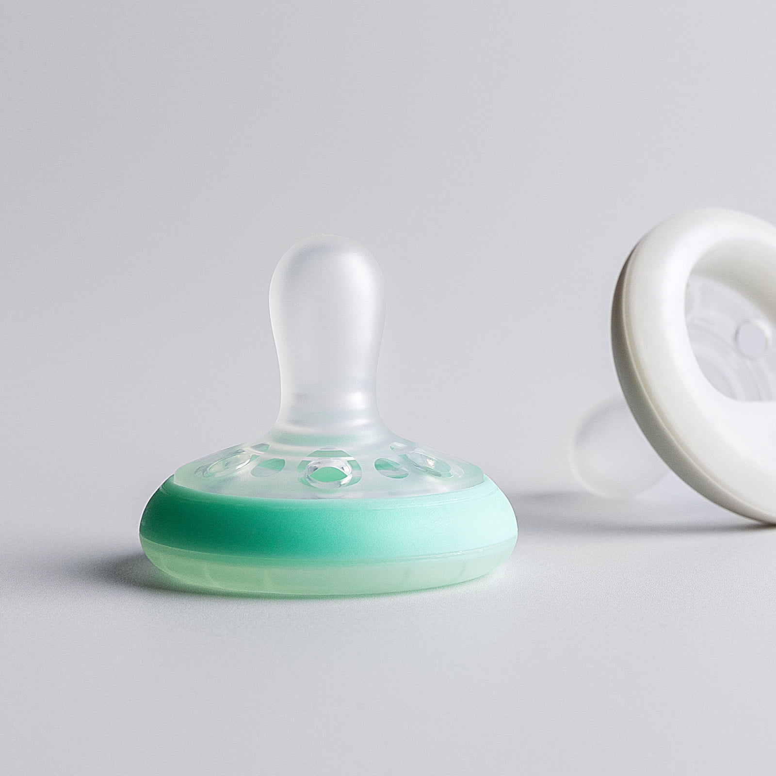 (2 pack) Tommee Tippee Breast like night pacifier, 0-6 months, pack of 2 pacifiers with breast-like shape and glow in the dark technology