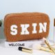 thumbnail image 1 of Bolsa de maquillaje con letras de chenilla, bolsa de cosméticos de felpa, bolsa de artículos de tocador de viaje (marrón), 1 of 8