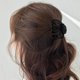 thumbnail image 1 of Clip grande para el cabello de resina plástica | Accesorio de moda para mujeres | Patrón texturizado | Ligero, duradero y con agarre cómodo | Diseño elegante y moderno | 10x5cm | 1 pieza, 1 of 6