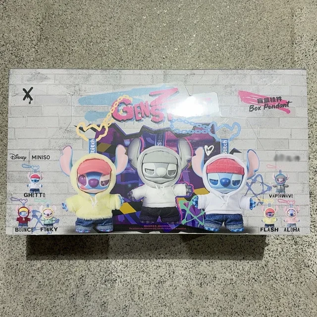 stitch gen z street labubu-figura de caja ciega serie 3 Caja frontal con arte de tres peluches Stitch y Labubu estilo Gen Z con sudaderas y jeans, fondo con graffitis y cadena ilustrada, logos Disney y MINISO visibles, indica escala aprox. H15.5 cm, peluche coleccionable de edición.