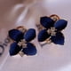 thumbnail image 2 of GOOHOCHY Un par de aretes Pendientes elegantes en forma de camelia Joyería de aleación con patrón floral de moda para mujeres y niñas (azul), 2 of 7