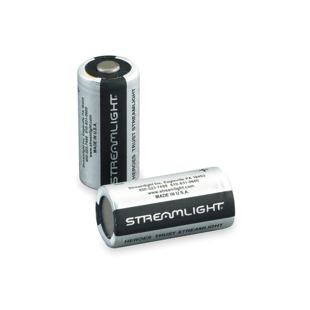 baterias de lithium (cr123a) paquete con 2 marca streamlight Paquete de 2 pilas CR123A de litio Streamlight, dos cilindros plateados con banda negra y texto STREAMLIGHT visible; dimensiones 1.36" (34.5 mm) × 0.67" (17 mm). Para linternas Streamlight y otros dispositivos que usan CR123A; también útiles como repuesto de viaje.