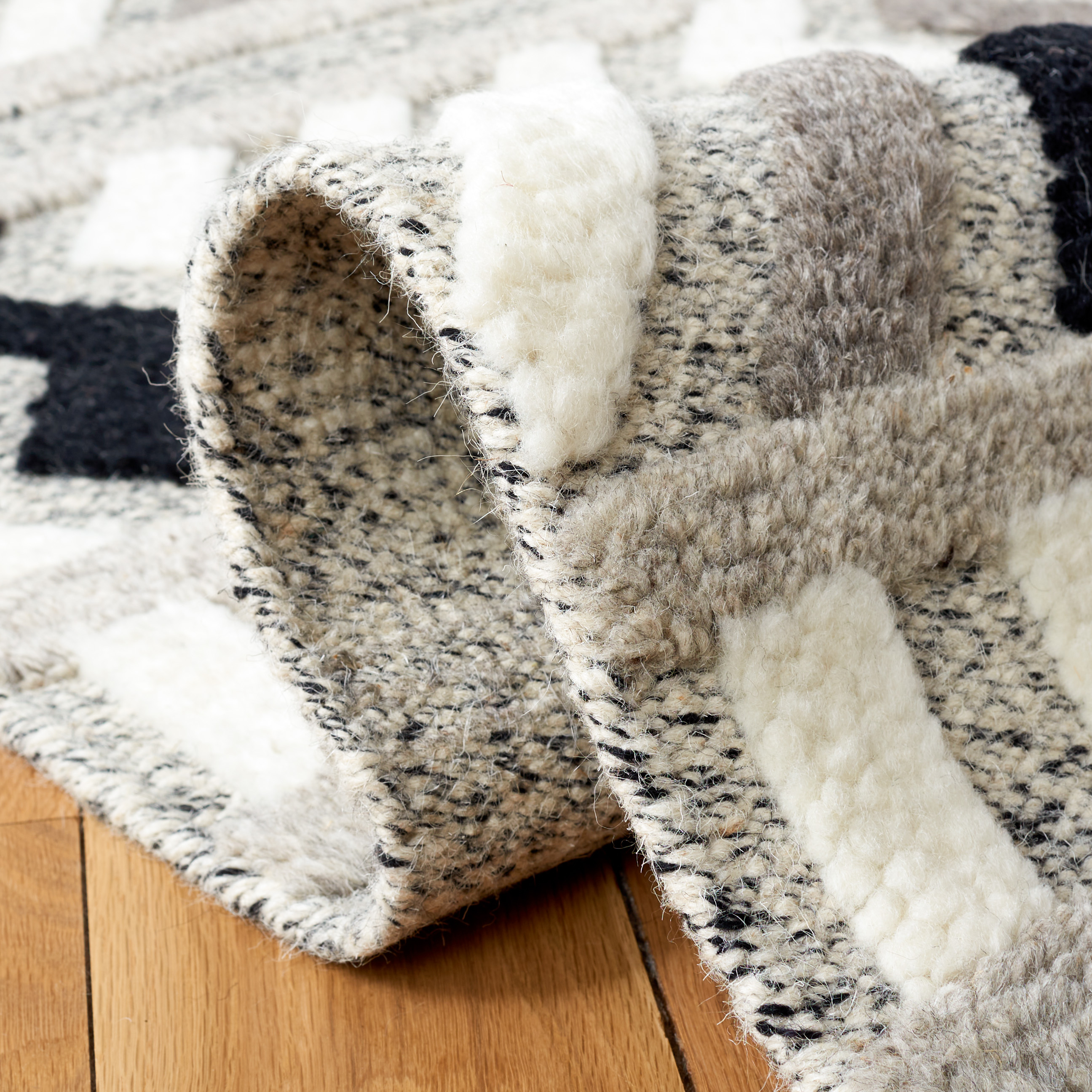 SAFAVIEH Casablanca Mckayla Geometric Wool Area Rug, Ivory/Black, 4' x 6'
