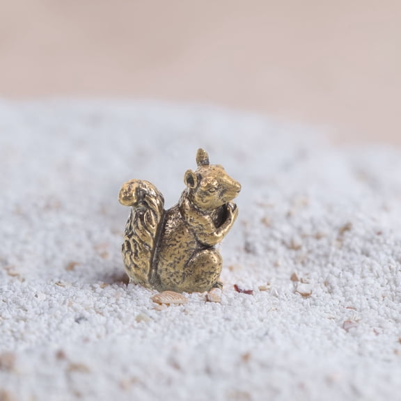 REOFLYUP Mini Brass Squirrel Figurine Decorative Sculpture for Home and Office Desk Decor, 1 Piece Art Collectible