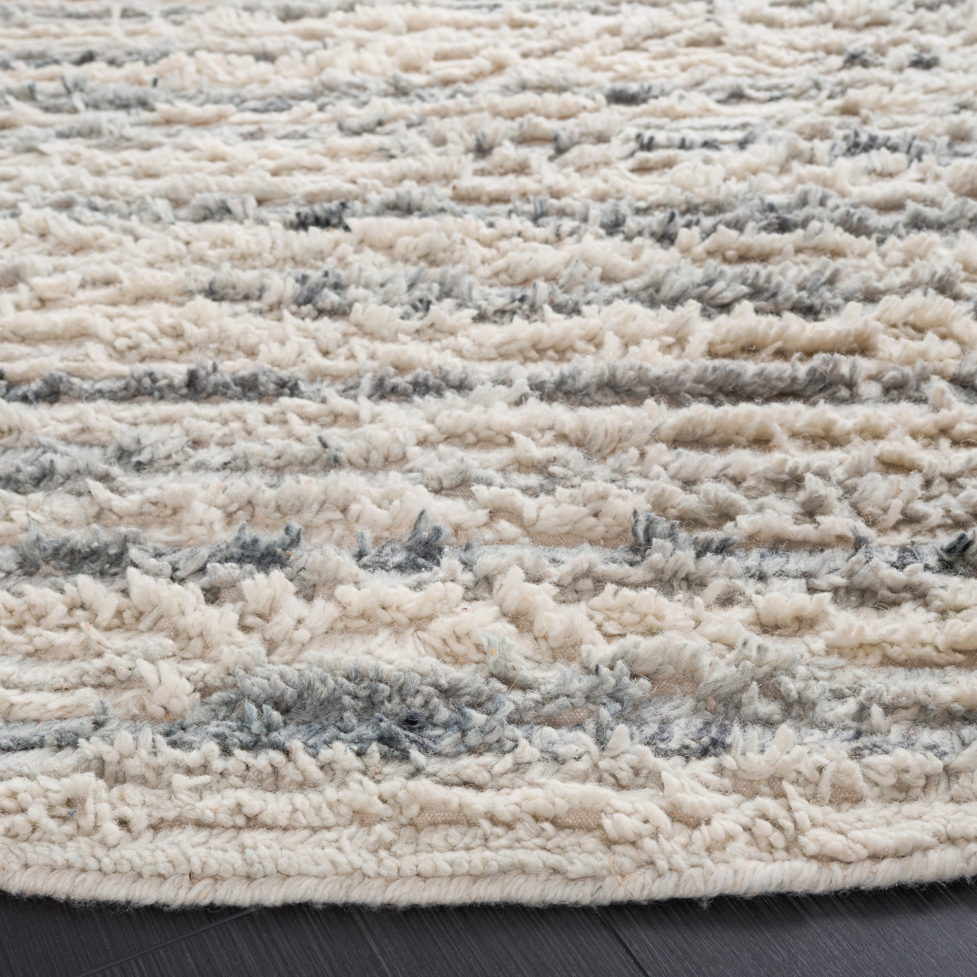 SAFAVIEH Casablanca Blake Distressed Area Rug, Grey/Ivory, 6' x 6' Round