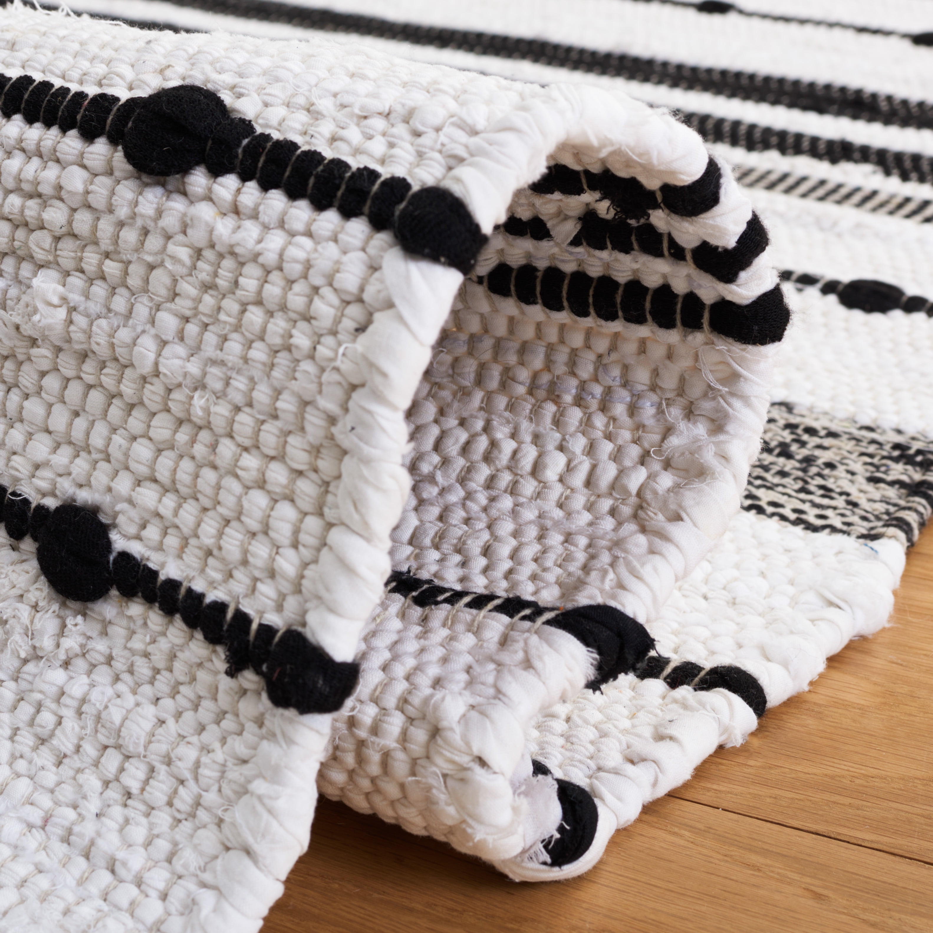SAFAVIEH Striped Kilim Fidan Striped Cotton Area Rug, Ivory/Black, 6' x 6' Square