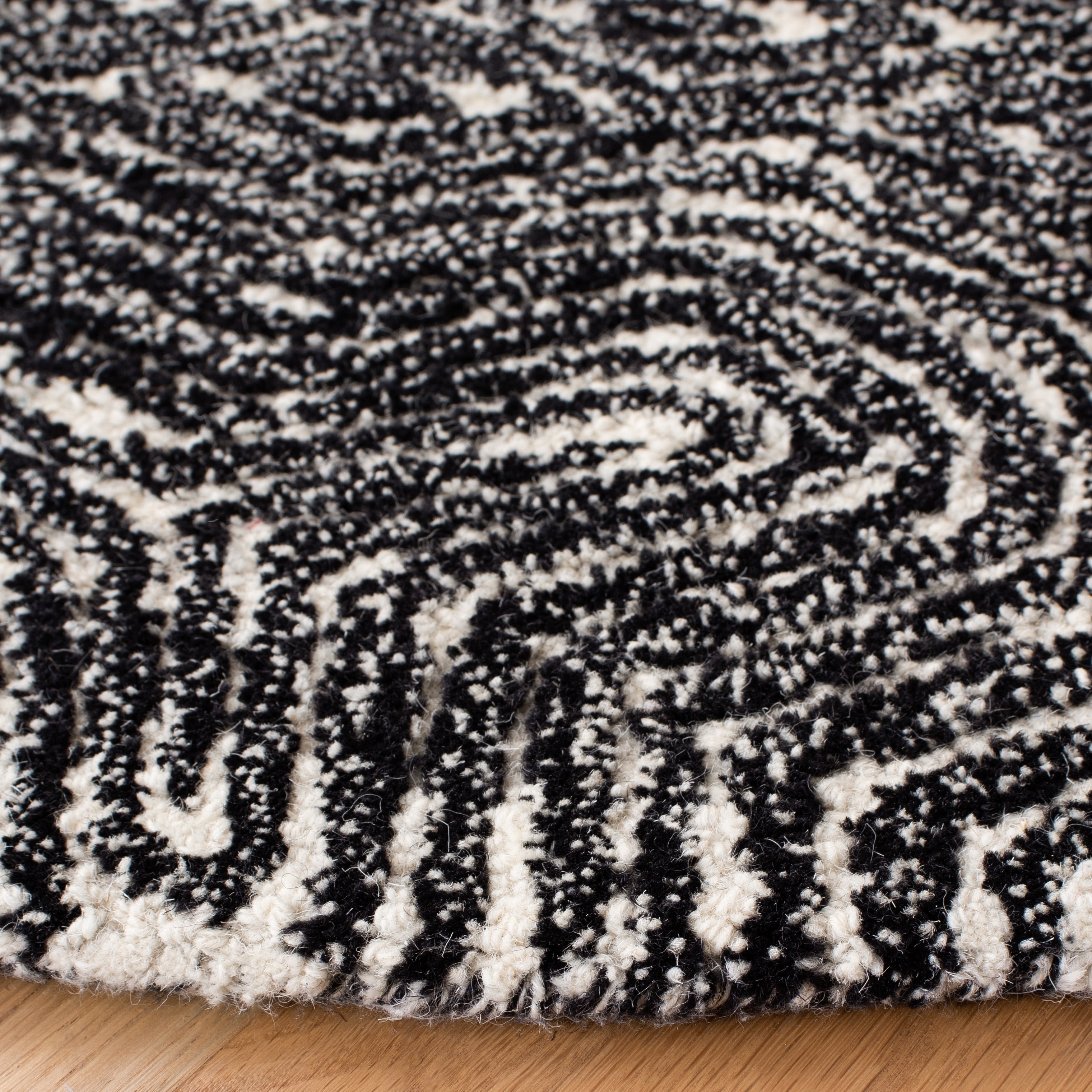 SAFAVIEH Micro-Loop Marvyn Medallion Area Rug, Ivory/Black, 5' x 5' Round