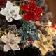 thumbnail image 1 of Decoración del árbol de Navidad con magnolia con purpurina - Flor artificial de 8,6" con tallos para coronas y decoración navideña - Rojo, dorado, rosa, blanco, verde, 1 of 6