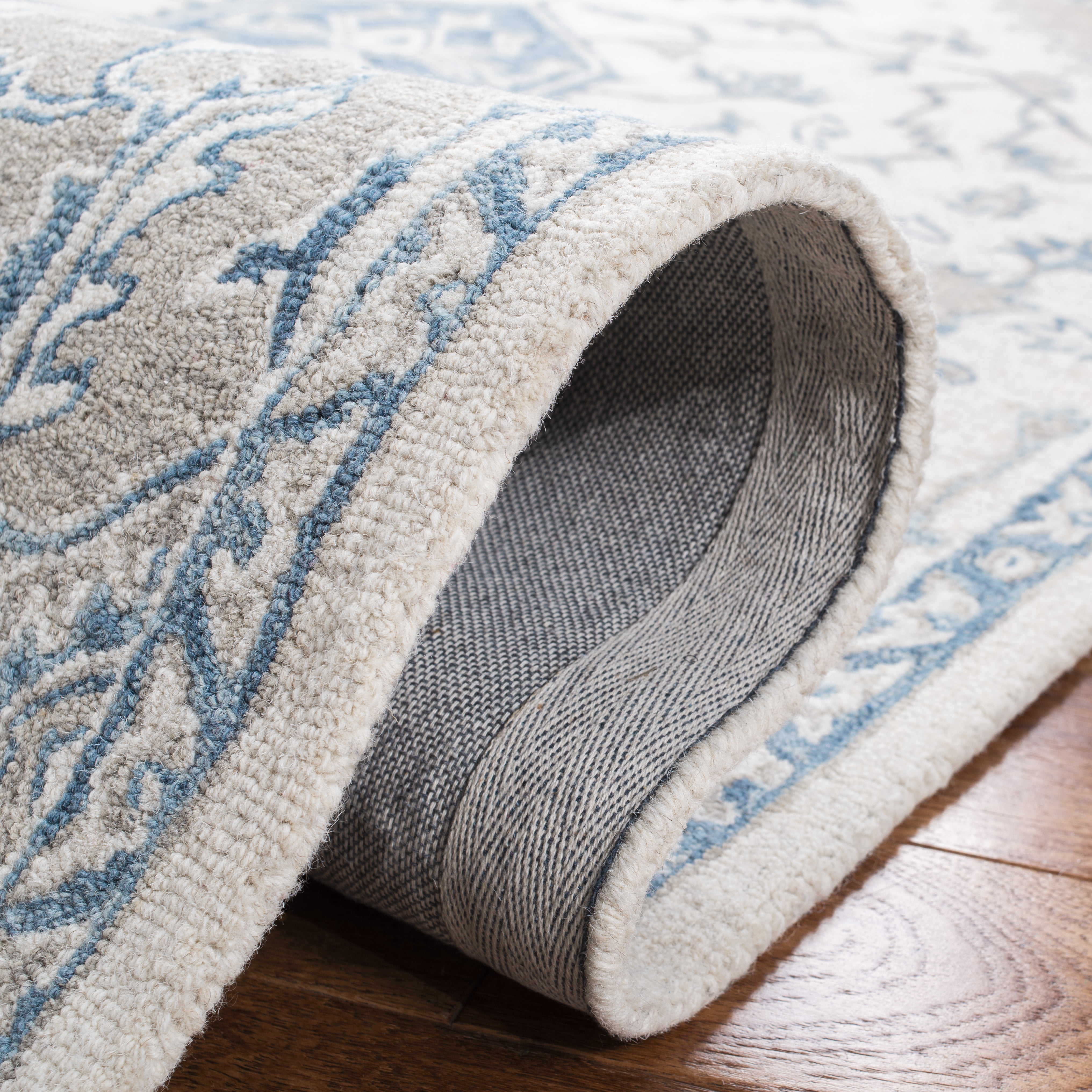 SAFAVIEH Micro-Loop William Medallion Area Rug, Ivory/Blue, 9' x 12'