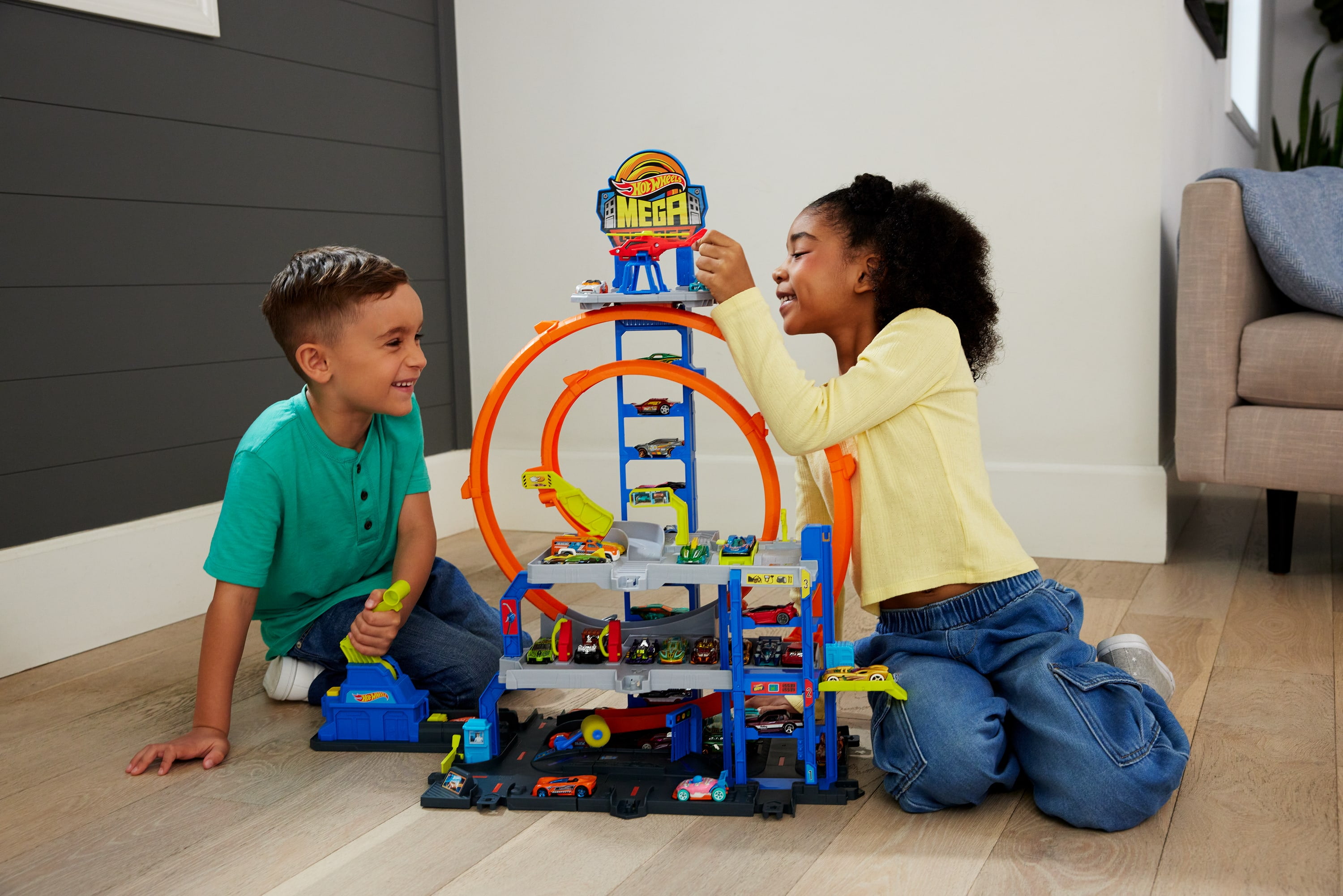 Hot Wheels Mega Loop Garage Playset with 1 Die-Cast Toy Car & 1 Toy Helicopter in 1:64 Scale