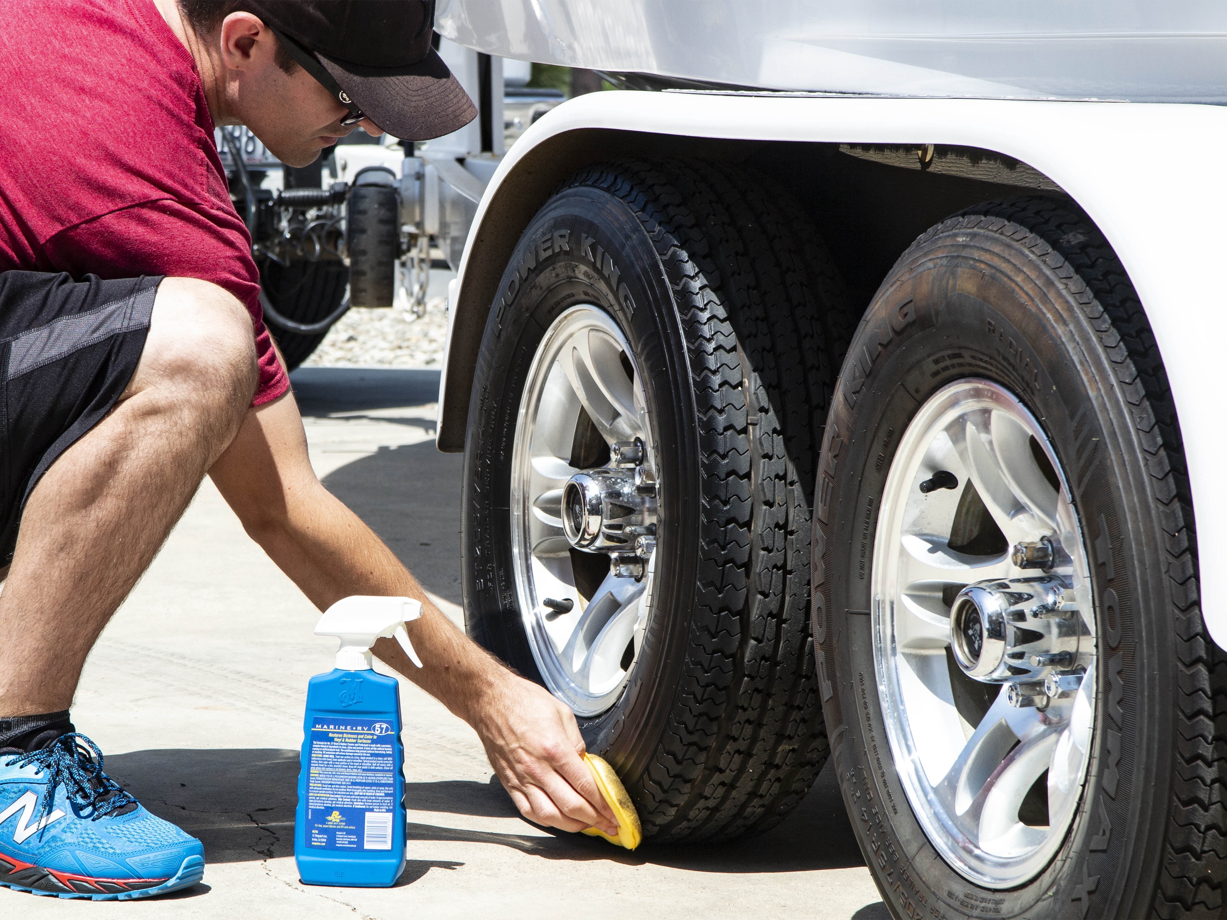 Meguiar's M5716 Marine/RV Vinyl & Rubber Cleaner & Protectant, Boat Vinyl Cleaner & Protectant, Revitalize Plastic and Rubber with an Easy-to-Use Non-Greasy Formula, 16 Fl Oz Spray Bottle