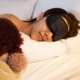 thumbnail image 4 of Antifaz de dormir de seda satinada con banda elástica, suave y cómodo para hombres y mujeres, ideal para viajes, oficina en casa o siestas, protege los ojos y bloquea la luz, 4 of 7
