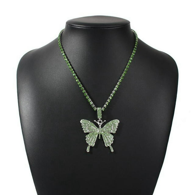 Collier Chaîne Papillon Vintage Pendentif Papillon en Strass Collier pour Femmes Exposé sur un mannequin Noir. Cet Accessoire de Mode Présente un Pendentif Papillon en Strass Vert avec une base en Alliage Argent, Assorti à une Chaîne Verte et Argent. Longueur Ajustable avec un Périmètre de 43,5 cm et une Chaîne d'Extension de 7 cm, Idéal pour Rehausser les Tenues avec un design Charmant.