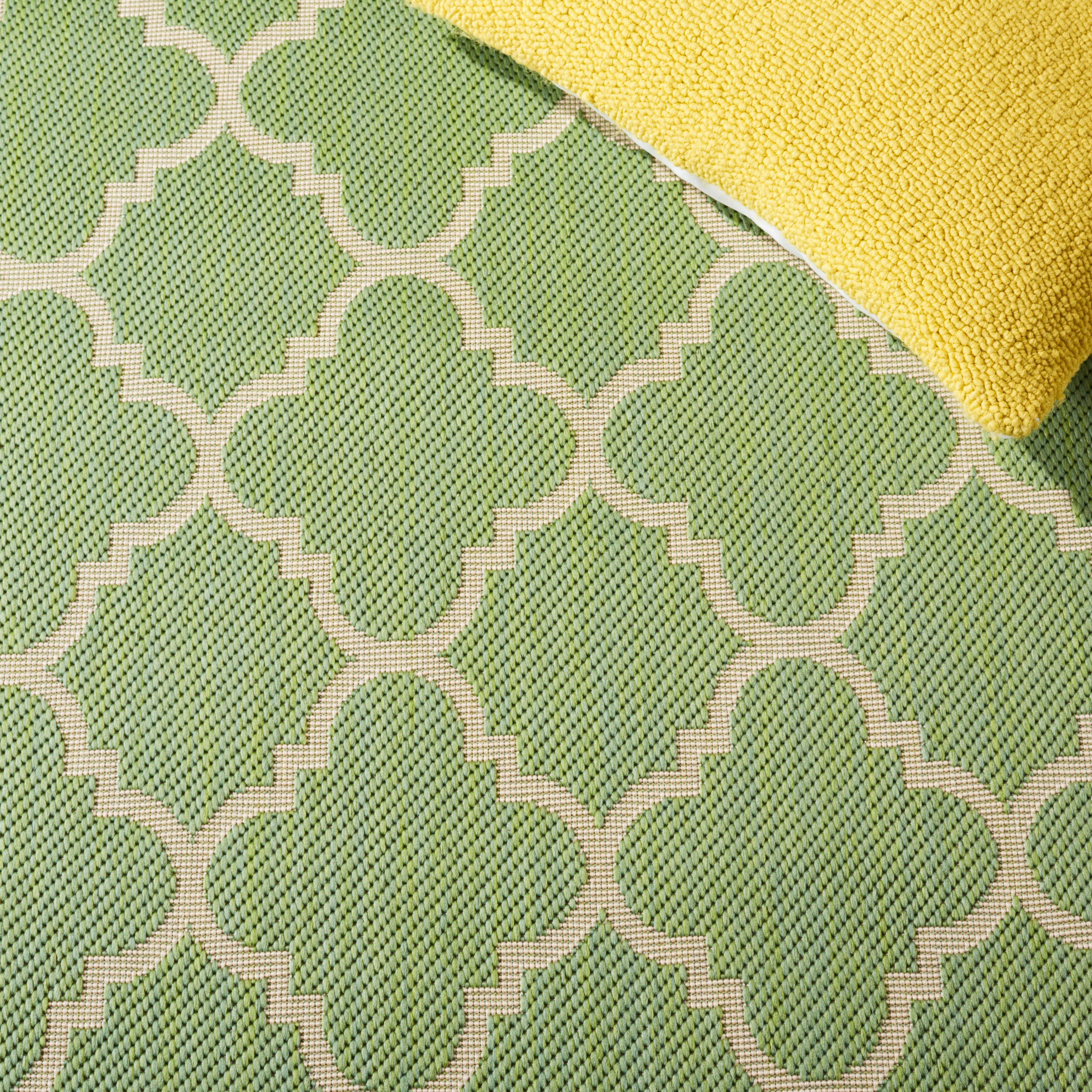 Safavieh Courtyard Alina Geometric Quatrefoil Indoor/Outdoor Area Rug, Green/Beige, 4' x 4' Round