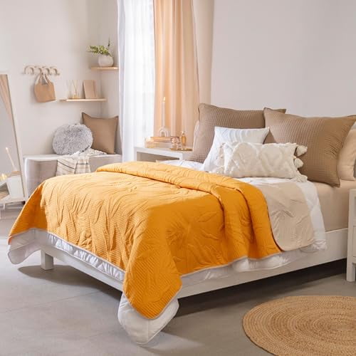 Vianney Twin Size Lightweight Comforter, Novo Marla, Reversible Quilt Mustard Yellow and Cream with Leaf Quilting, 71”x 93”