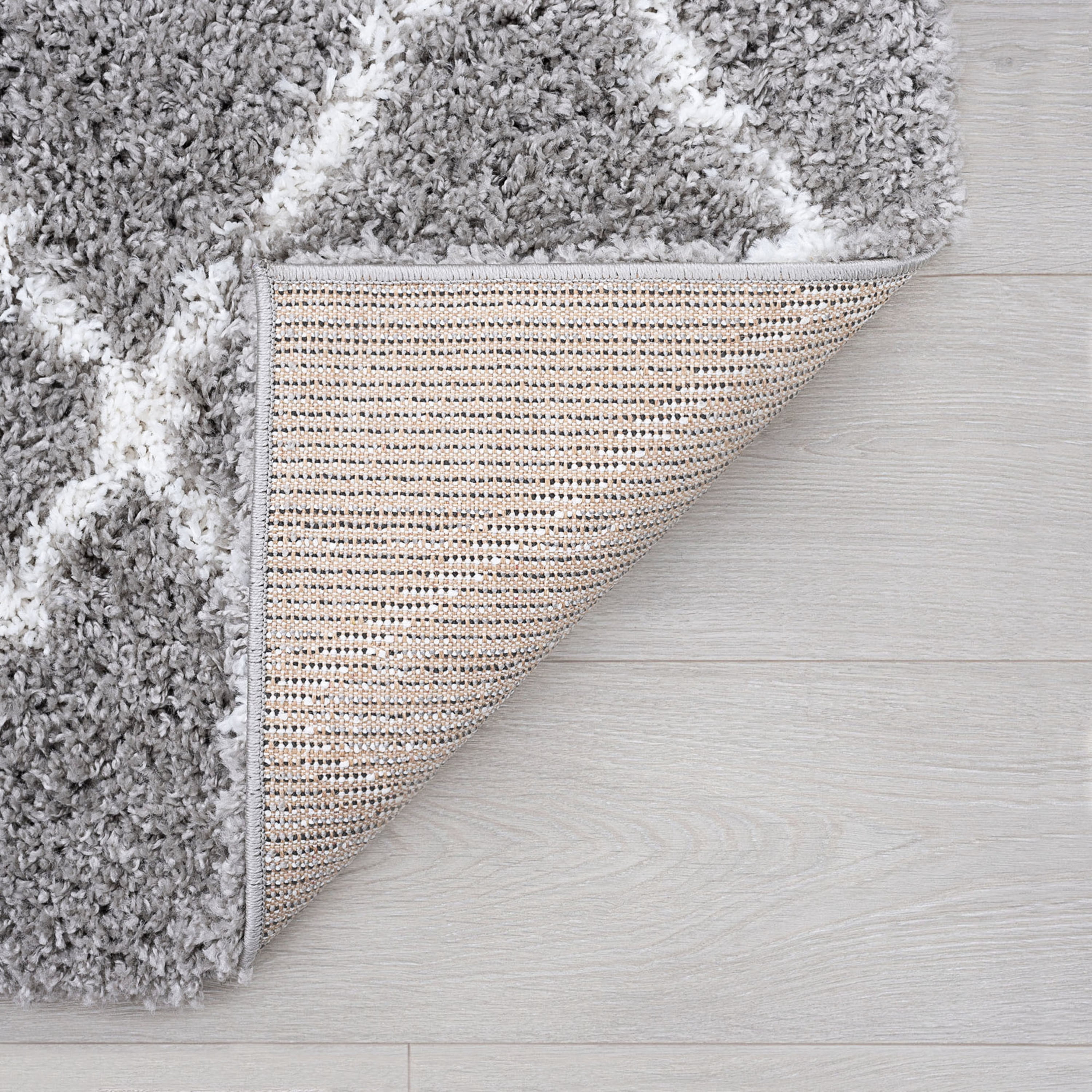 Jersey Shag Contemporary Diamond Silver and White Polypropylene Indoor Area Rug, 2'x3' Rectangle