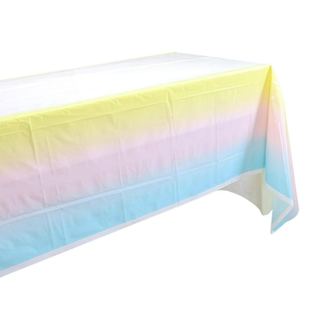 Vajilla para fiestas, manteles, platos de papel, vasos y decoraciones de cumpleaños con degradado.