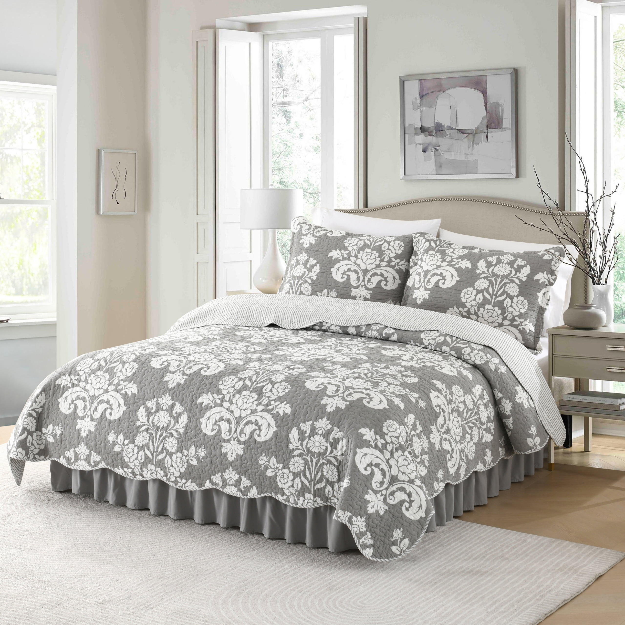 Quilt Set Queen Size - 100% Cotton Grey Damask Floral Bedspreads - Quilted Farmhouse Bedding Set for All Season - Lightweight Scallop Coverlet 3-Piece (Grey and White)
