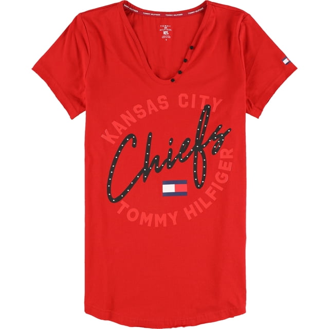 tommy hilfiger womens kansas city chiefs graphic t-shirt Camiseta gráfica roja para mujer con cuello en V y ajuste clásico. Frente con texto termoadhesivo "Kansas City" en arco y "Chiefs" en script con adornos tipo diamante, logotipo Tommy Hilfiger bajo el gráfico, cinco botones negros en el borde izquierdo del escote y etiqueta de bandera Tommy Hilfiger en la manga; manga corta, tela ligera, estilo deportivo para todas las estaciones. A menudo usada como playera de apoyo en días de partido.