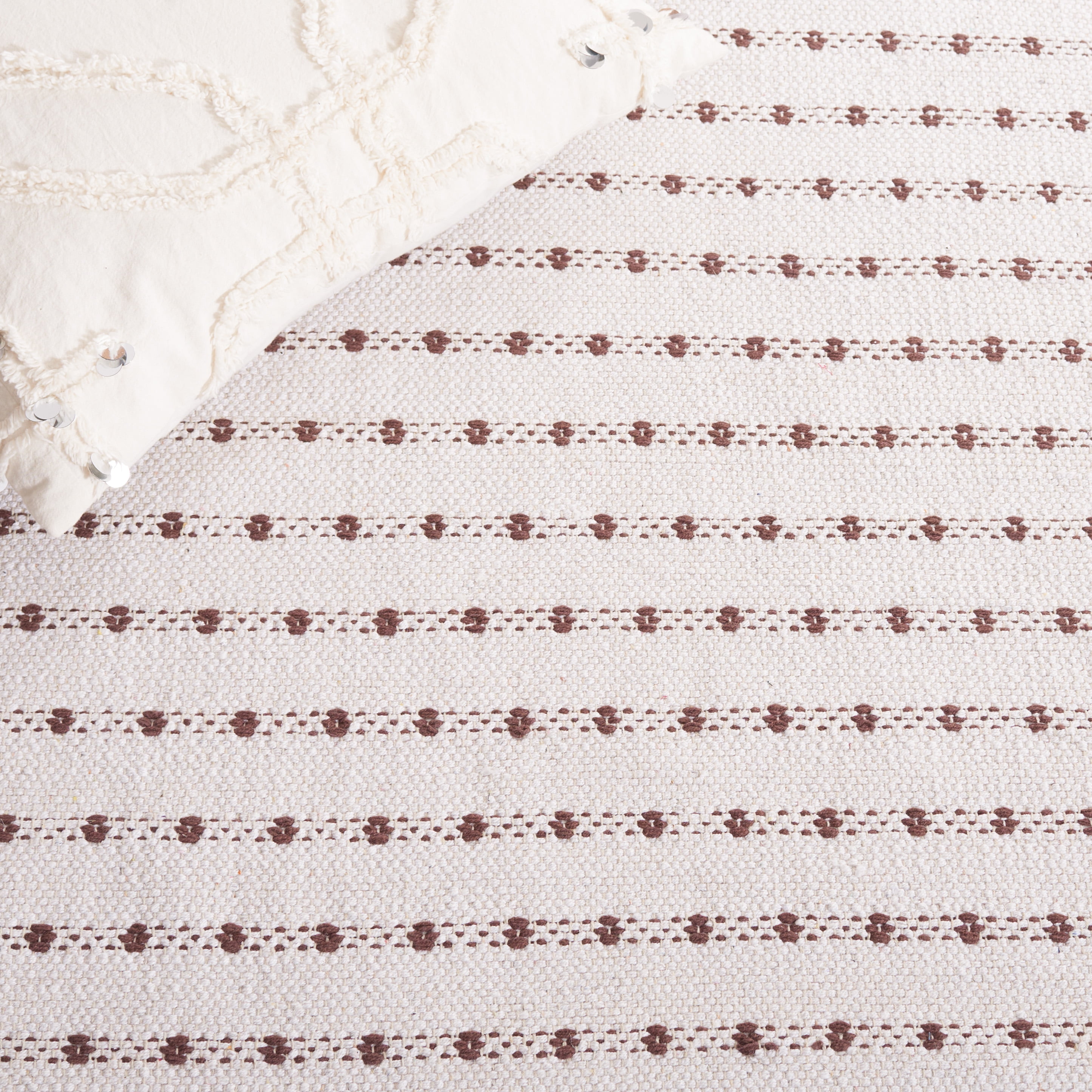 SAFAVIEH Montauk Nuala Abstract Dots Cotton Area Rug, Brown/Ivory, 6' x 6' Round