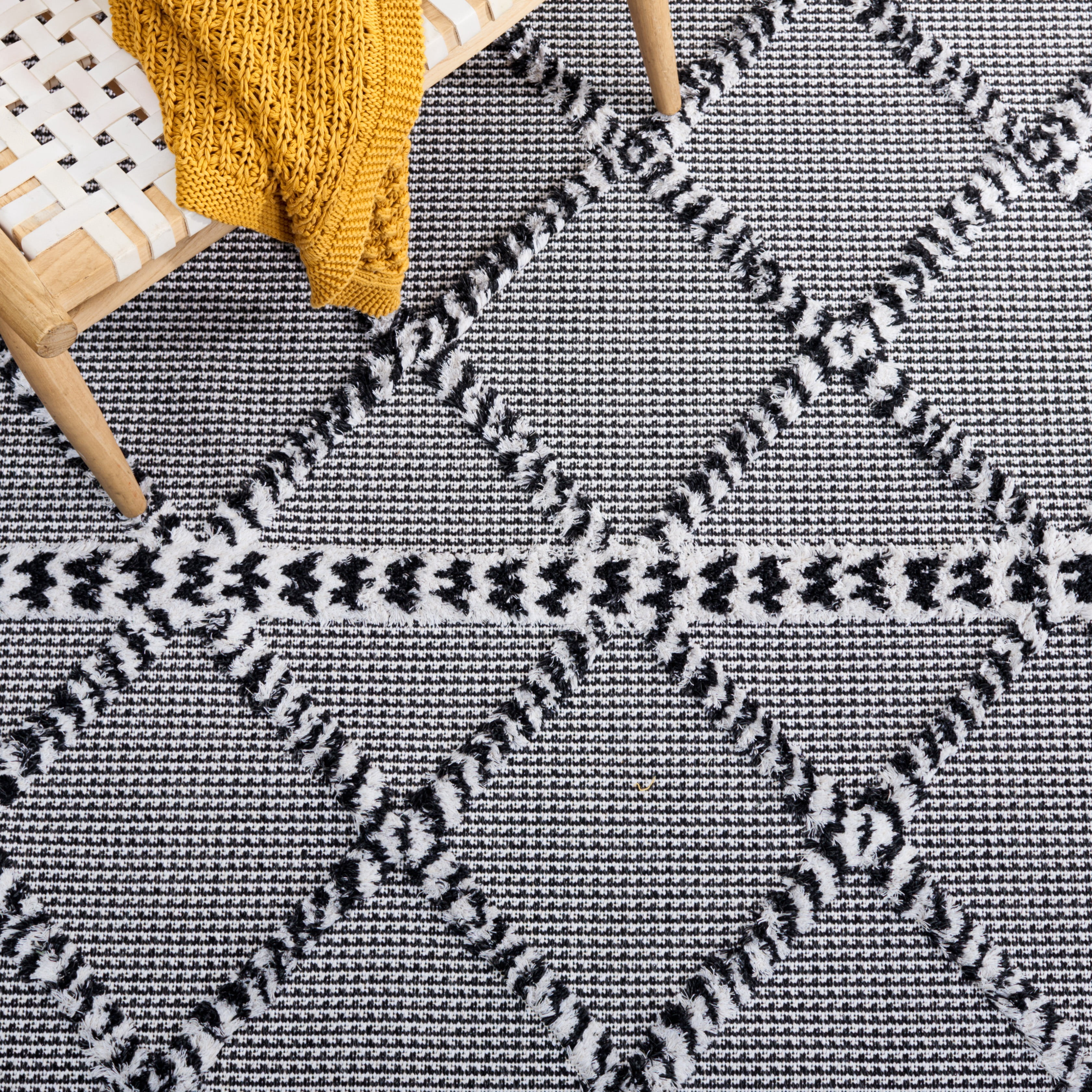 SAFAVIEH Augustine Reannon Geometric Area Rug, Black/Ivory, 6'4" x 9'6"