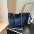 thumbnail image 2 of Elegante bolso de mano de gran capacidad para mujer, diseño moderno con estampado de cocodrilo, color sólido versátil, bolso de hombro sencillo., 2 of 5