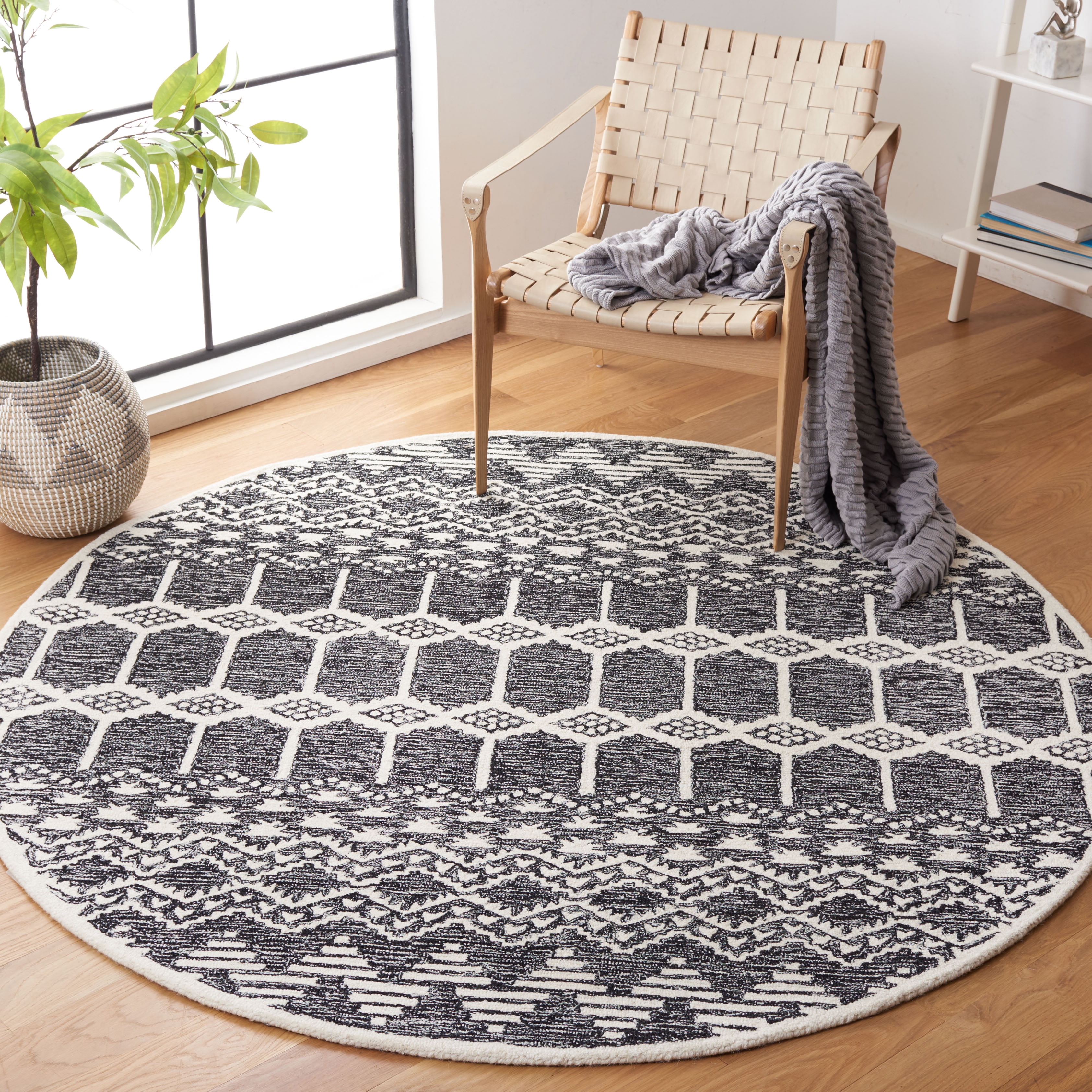 SAFAVIEH Metro Emelly Southwestern Area Rug, Black/Ivory, 6' x 6' Round