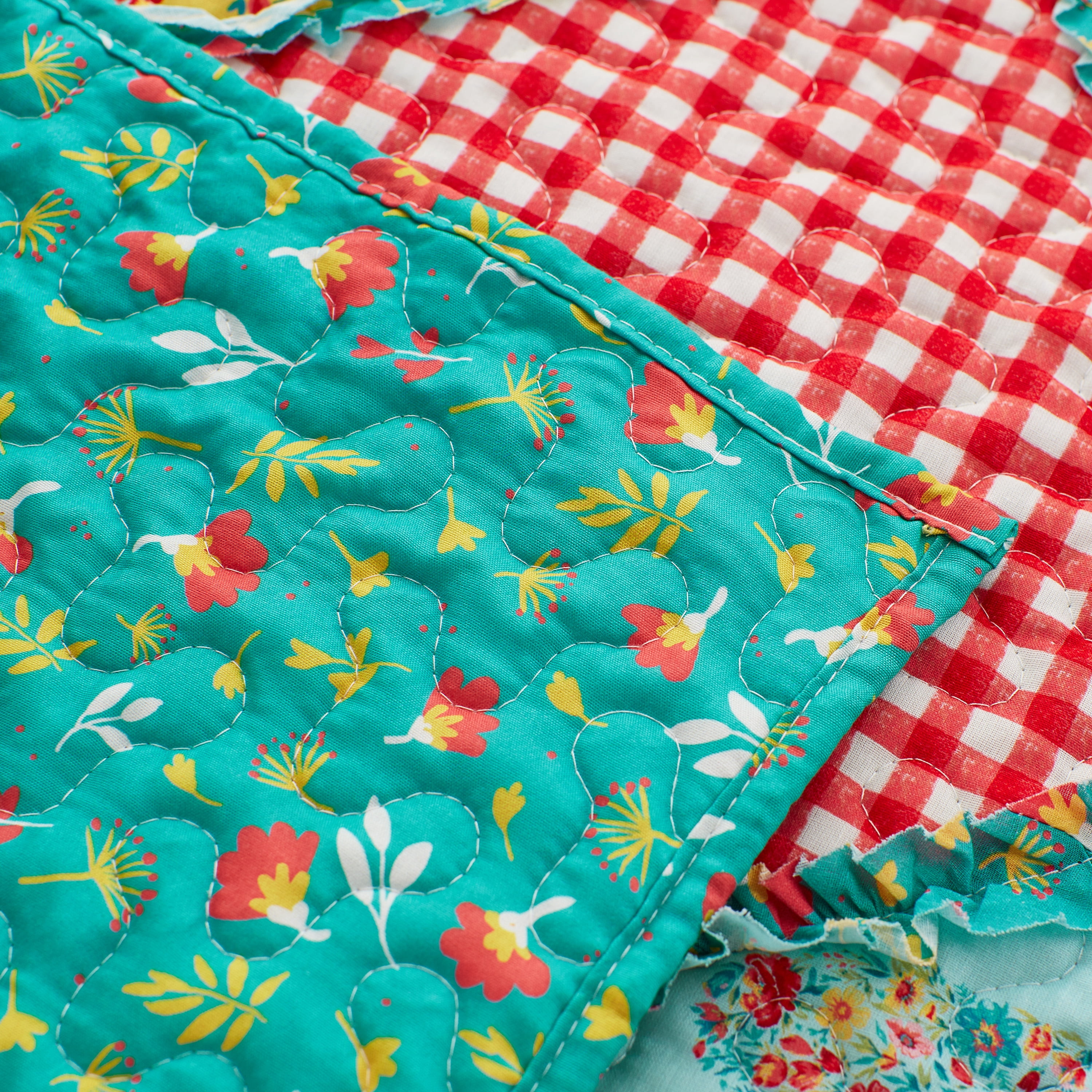 The Pioneer Woman Petal Party Cotton and Polyester Quilt, Full/Queen