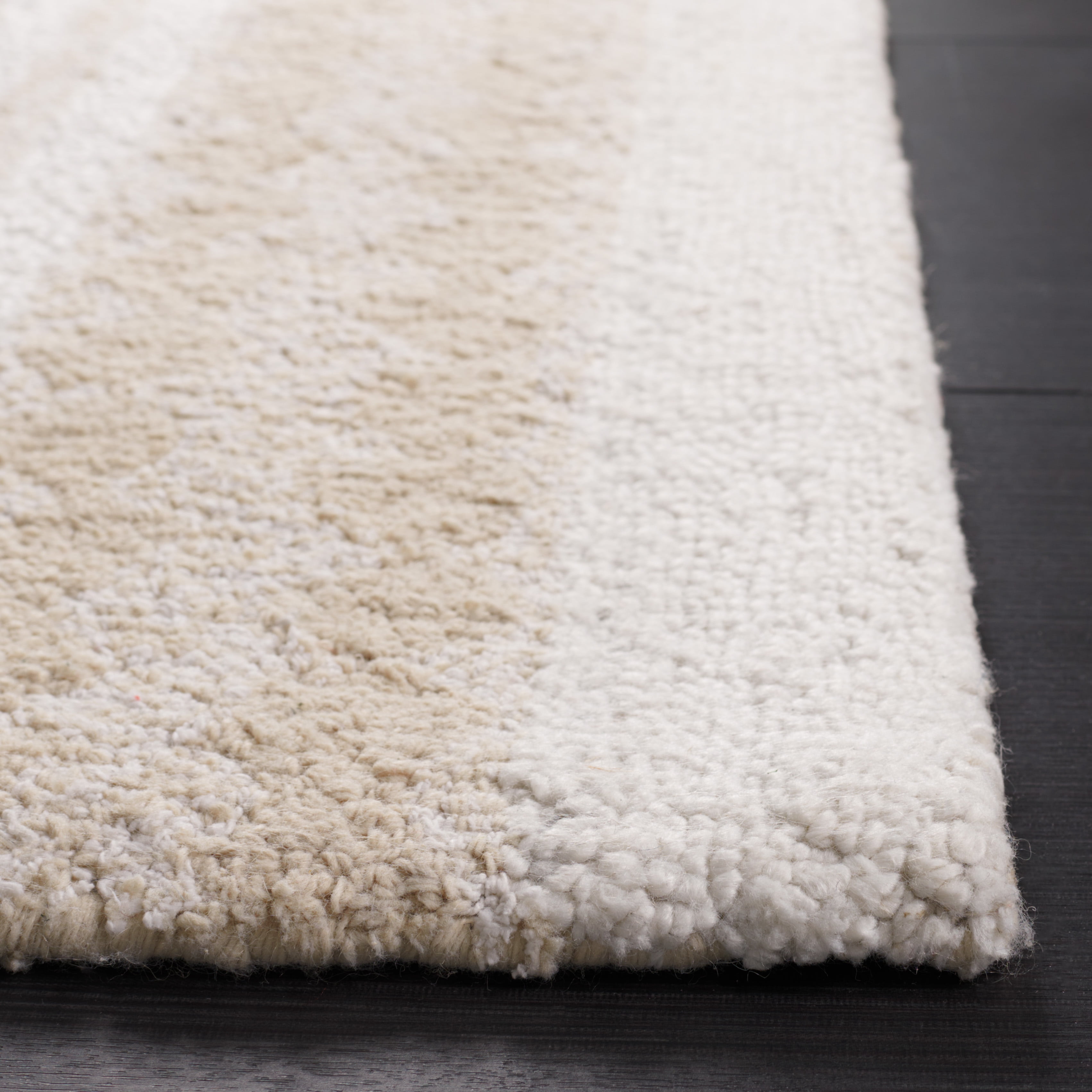 SAFAVIEH Capri Trinity Distressed Area Rug, Beige/Ivory, 8' x 10'