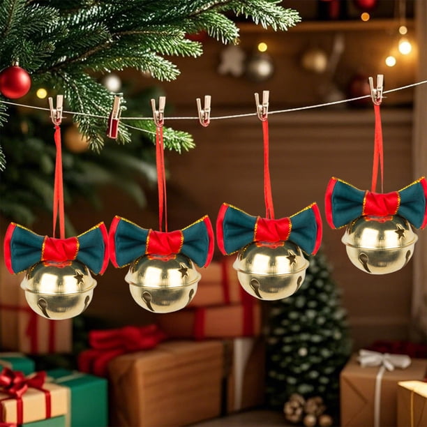 Adornos navideños con campanas de terciopelo rojo y lazos de hierro forjado para crear un ambiente festivo.