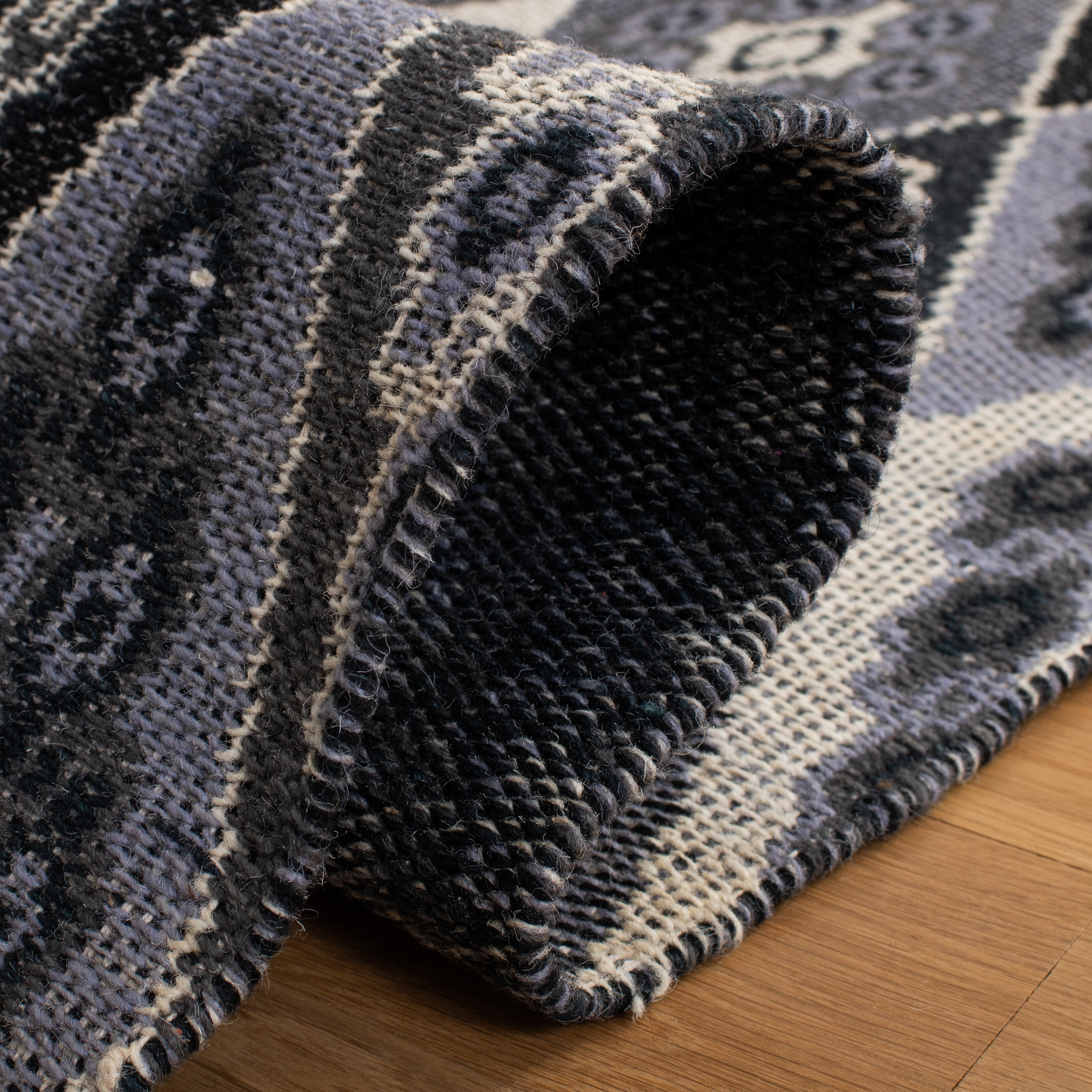 SAFAVIEH Kilim Derrick Tribal Wool Area Rug, Black/Grey, 6' x 6' Round