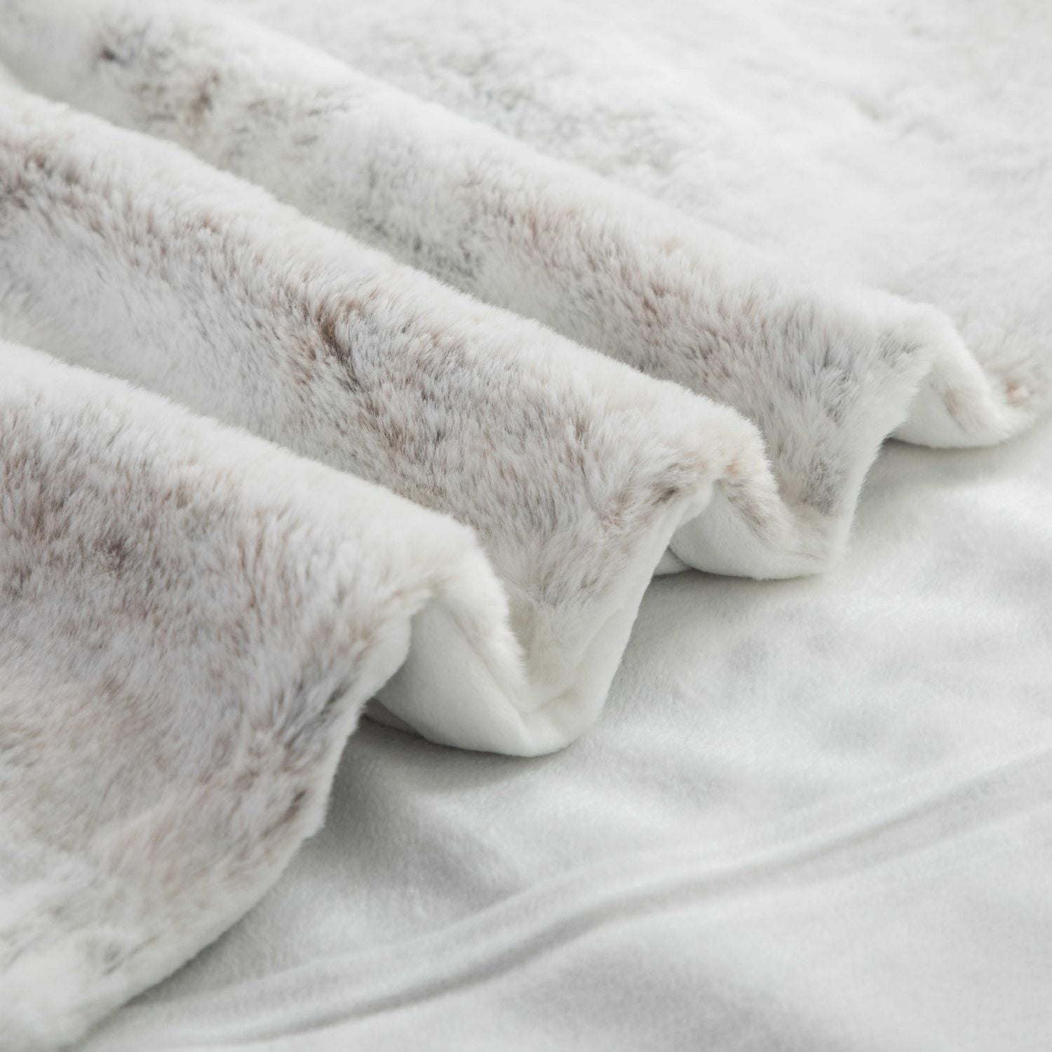Hometrends Reversible Faux Fur Throw Blanket, Super stylish & warm