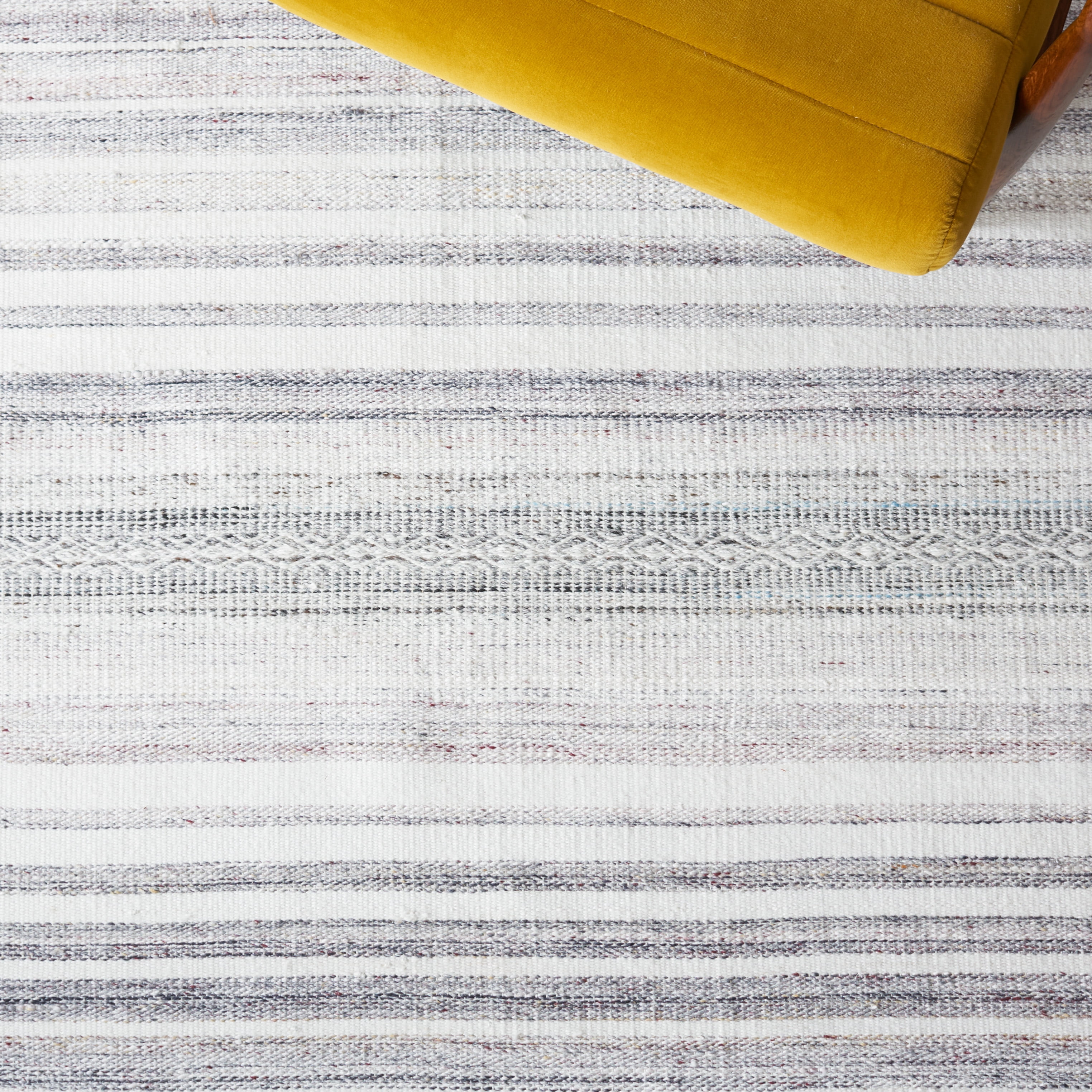 Safavieh Kilim Mckayla Striped Polyester Area Rug, Ivory/Light Gray, 6' x 6' Round