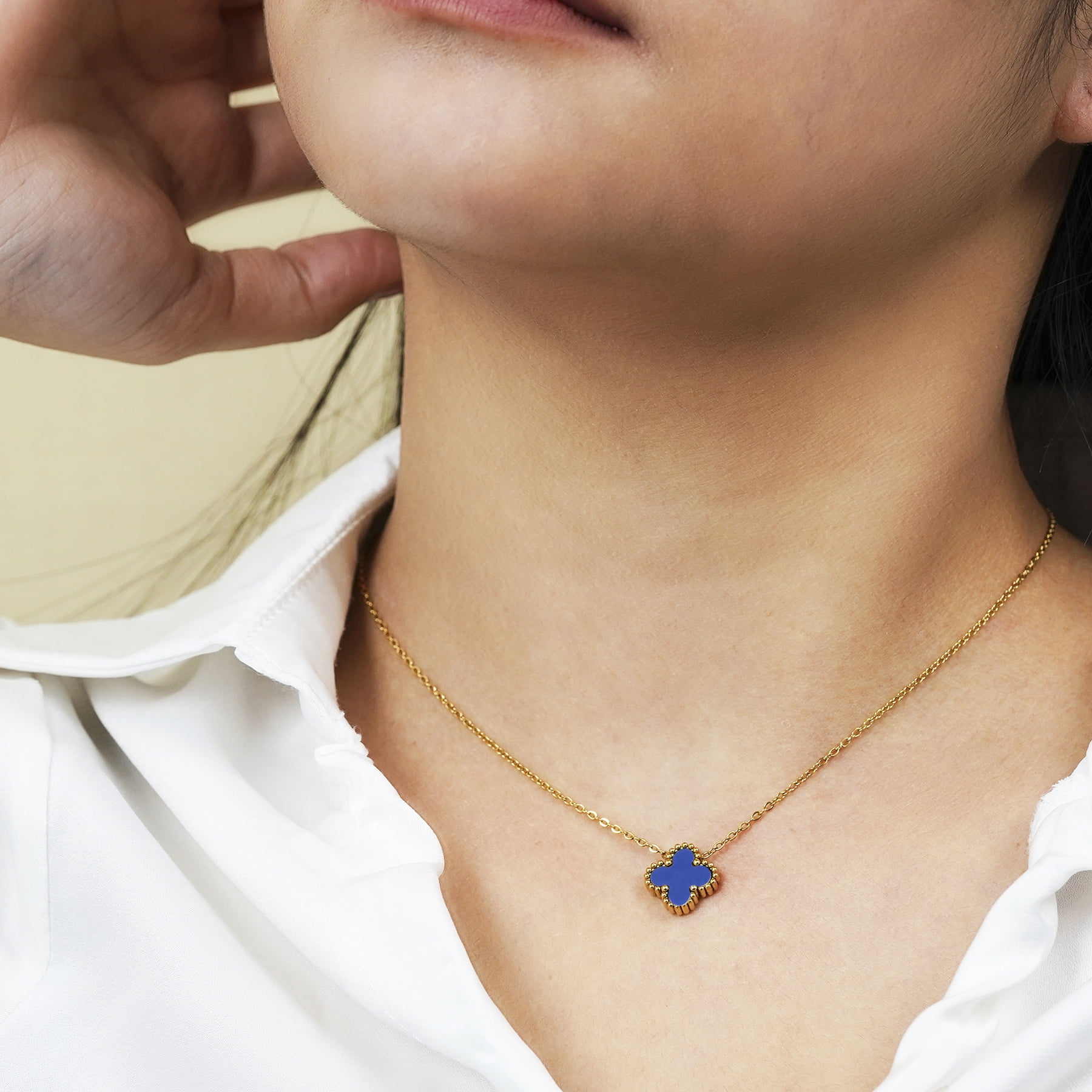 JeenMata Blue Flower Pendant Necklace in Yellow Gold Plated