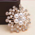 thumbnail image 2 of Broche Fleur en Cristal pour Femmes Imitation Perle Flocon de Neige Broche Corsage (Or), 2 of 3