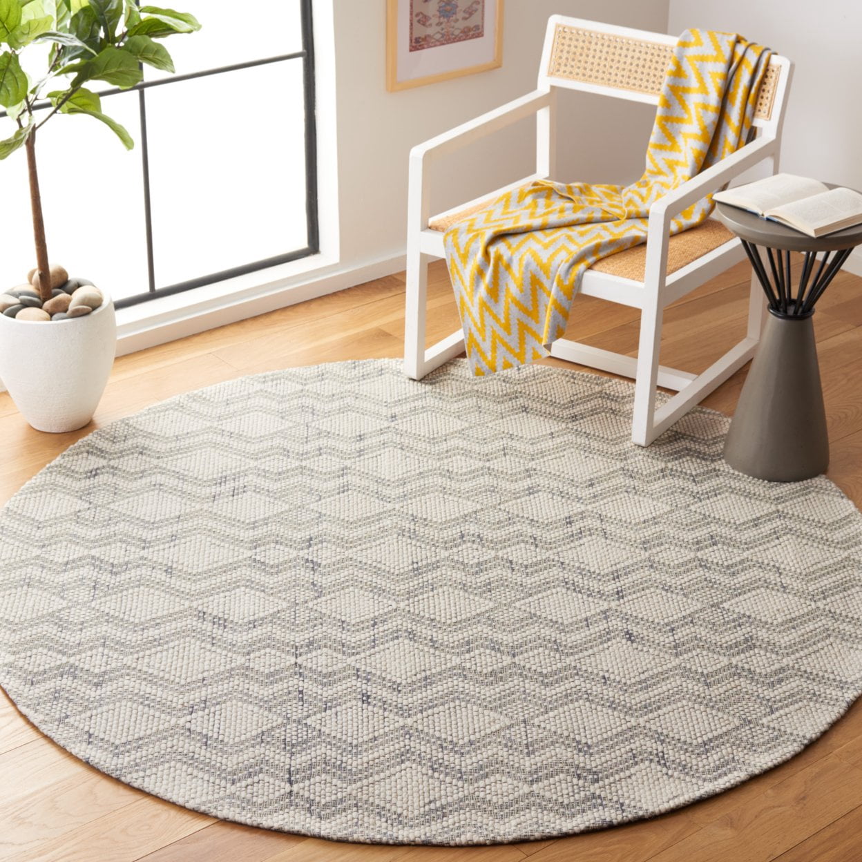SAFAVIEH Marbella Britton Bordered Area Rug, Ivory/Grey, 8' x 10'