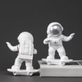 thumbnail image 4 of Figura de astronauta en patineta, estatua decorativa de escritorio, creativa y adorable. Plata, 4 of 9