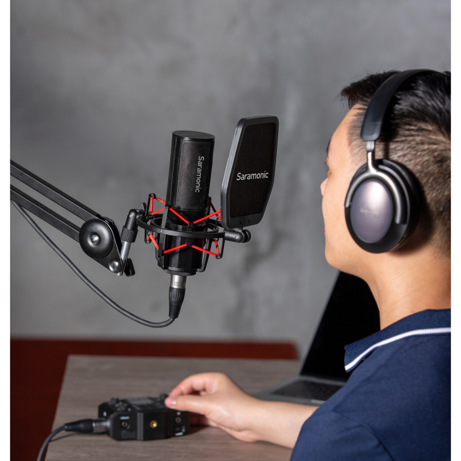 Saramonic SR-BV4 Supercardioid Large-Diaphragm Condenser Microphone with Shock Mount & Pop Filter
