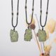 thumbnail image 4 of Collar con colgante de piedra de cristal verde de moldavita natural / Hombres Damas Piedra de moldavita en bruto Collares de cuerda con colgante irregular / Energía de cristal natural St, 4 of 4