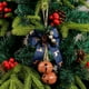 thumbnail image 5 of Adornos Navideños de Campanas de Hierro con Lazo, Cuerda de Yute y Detalles de Bayas: Adornos Colgantes para Árboles, Coronas y Decoraciones Festivas., 5 of 5