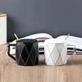 thumbnail image 1 of Taza de café cerámica con tapa y cuchara | Set de tazas negras y blancas con retención térmica de 380ml | Vajilla de bebida caliente duradera y elegante | 1 paquete 12x8,5x8,5 cm, 1 of 6