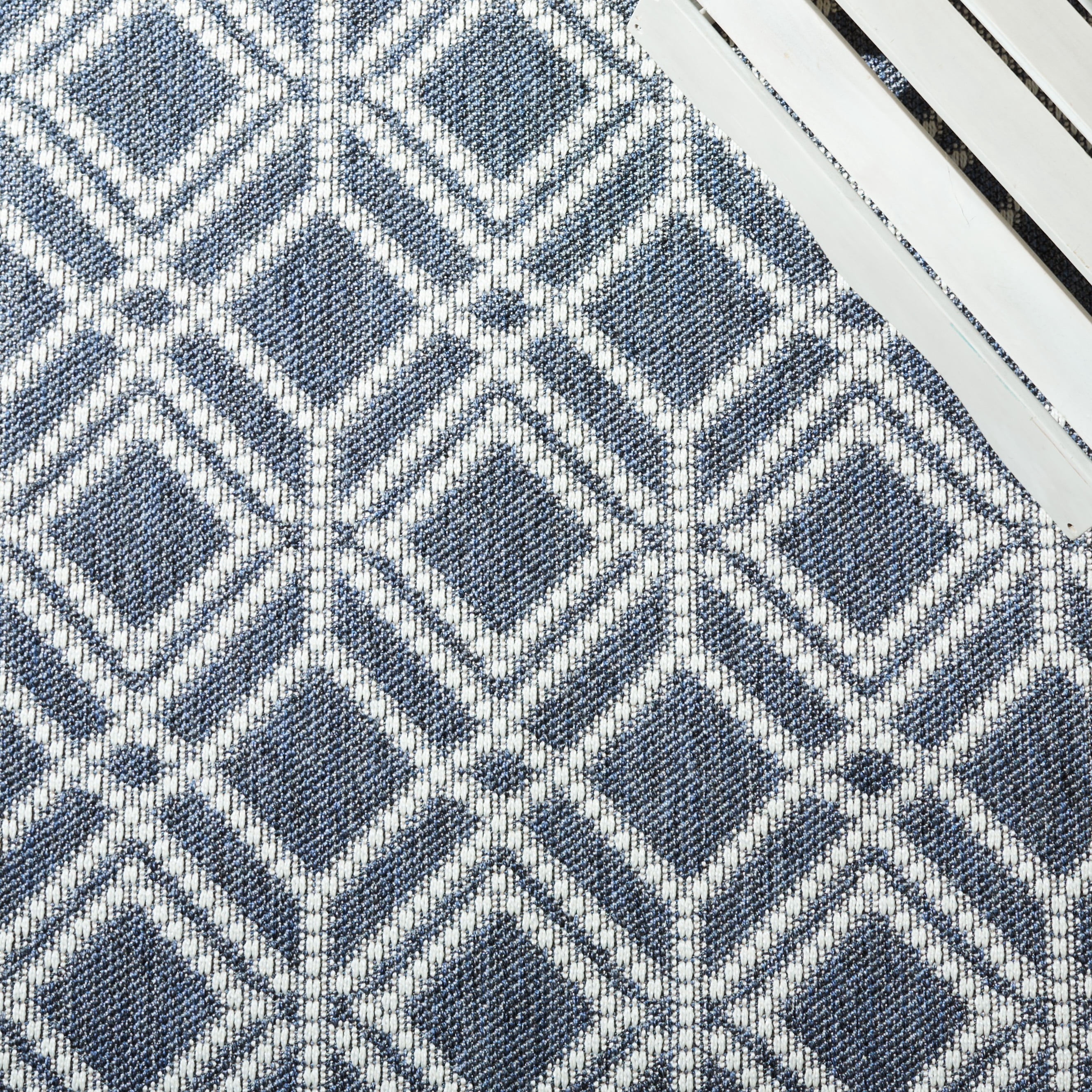 SAFAVIEH Martha Stewart Geometric Indoor/Outdoor Area Rug, Grey/Ivory, 4'5" x 6'5"